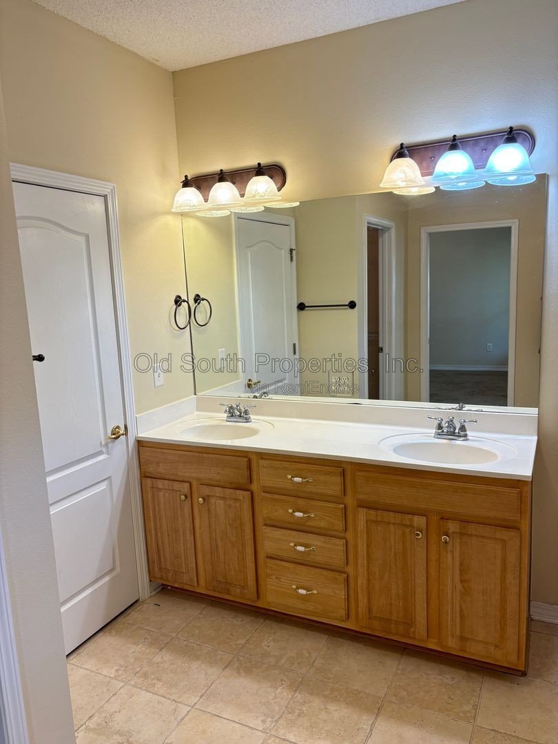 Nice home in East Hill area! property image