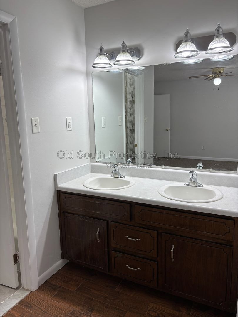 Northeast convenience! property image