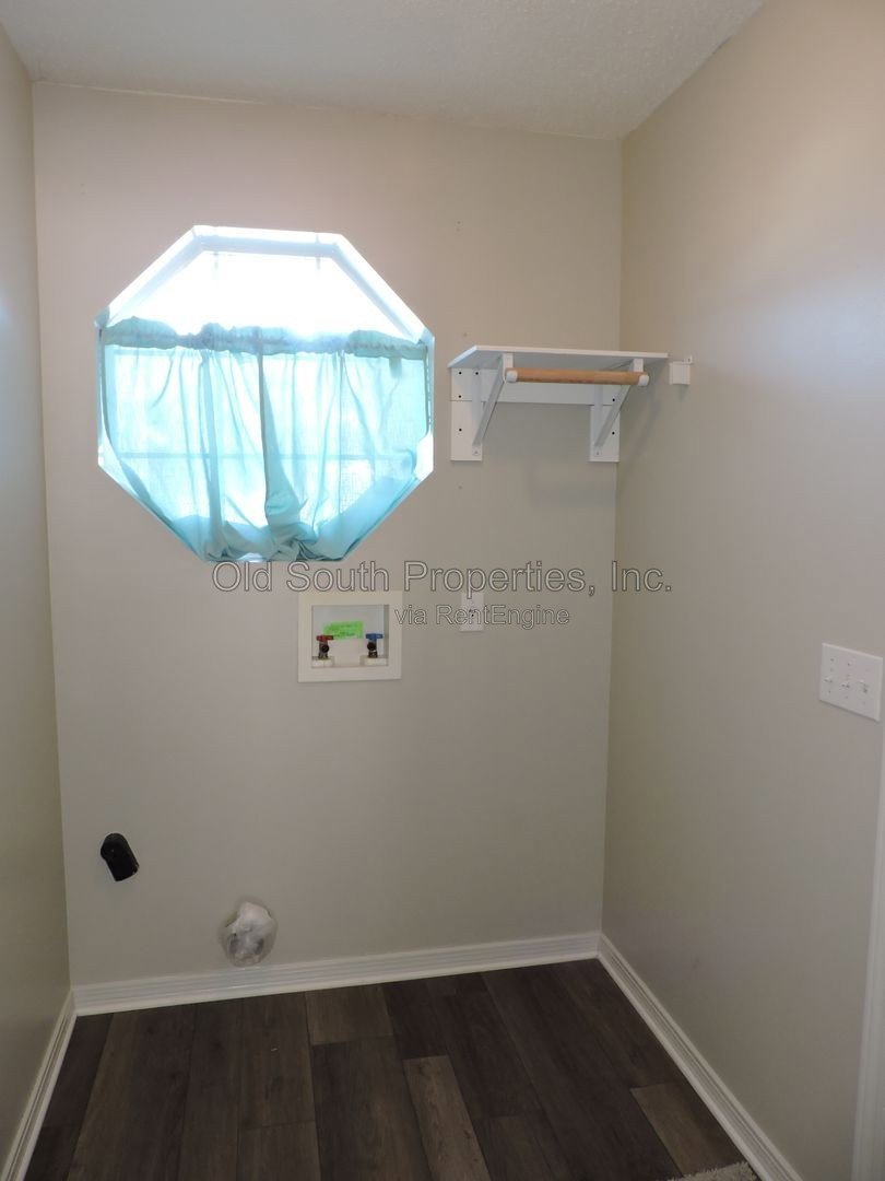Just minutes from back gate of NAS! property image