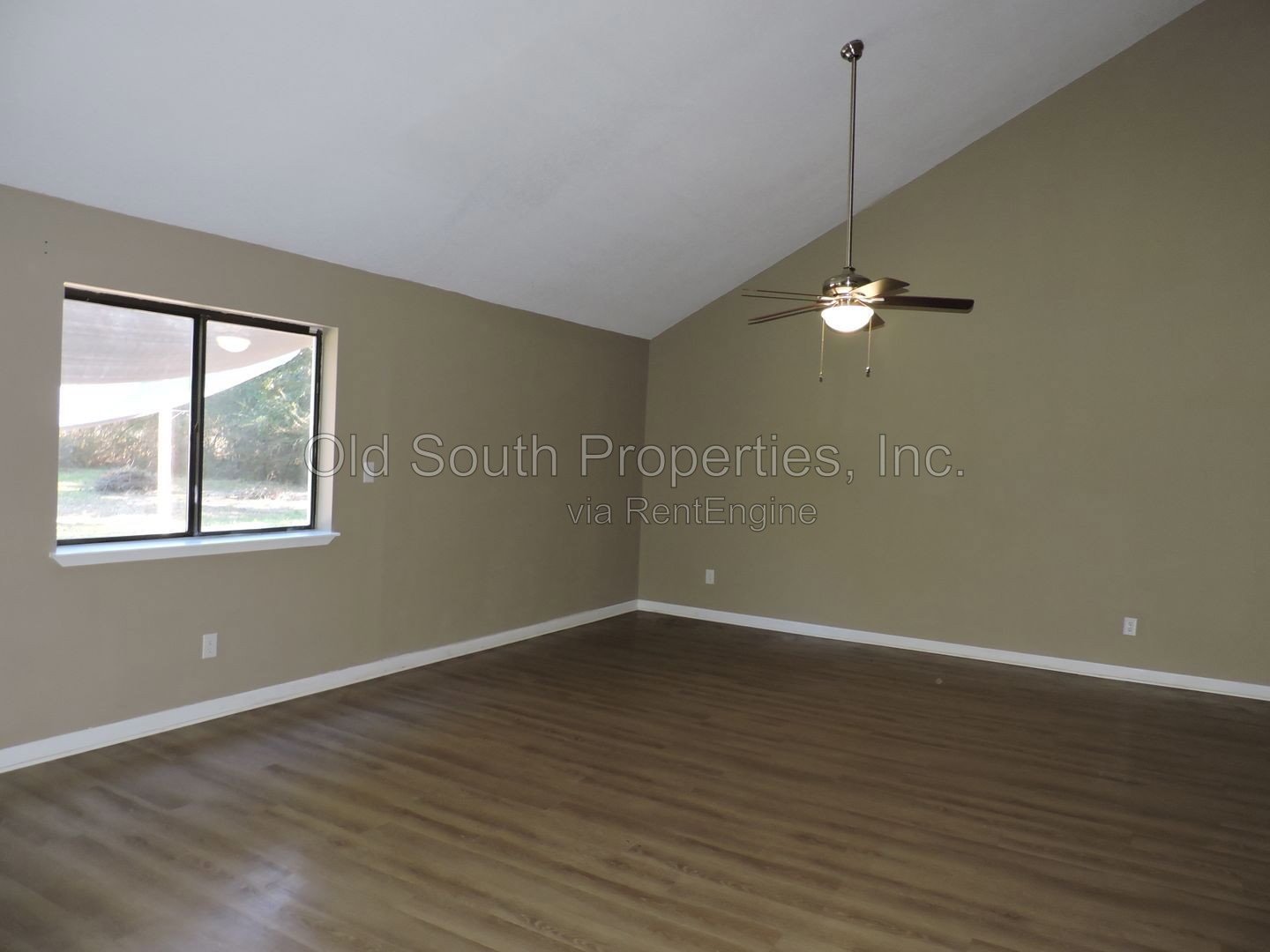 Convenient to I-10, shopping & Navy Federal complex! property image