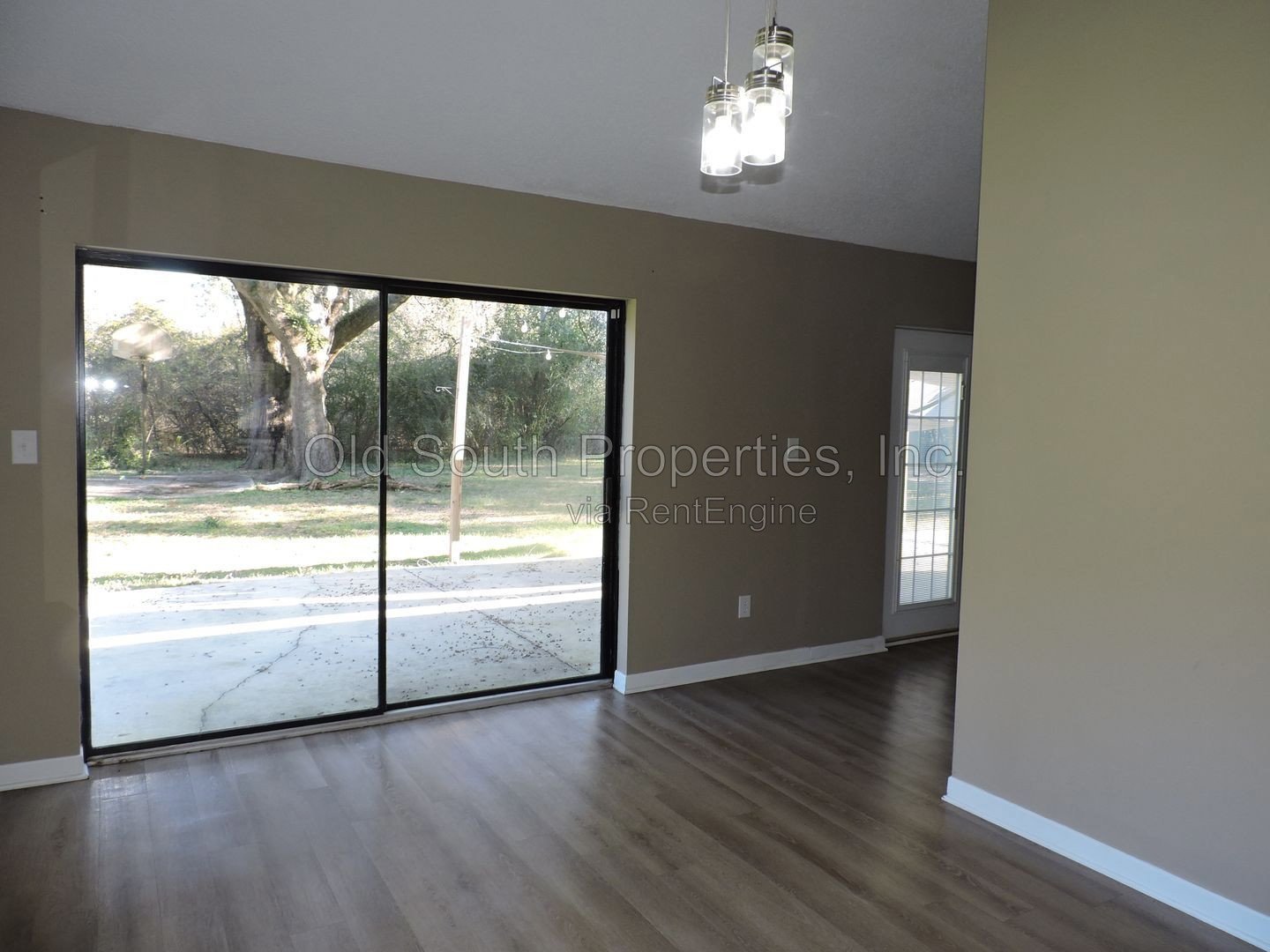 Convenient to I-10, shopping & Navy Federal complex! property image