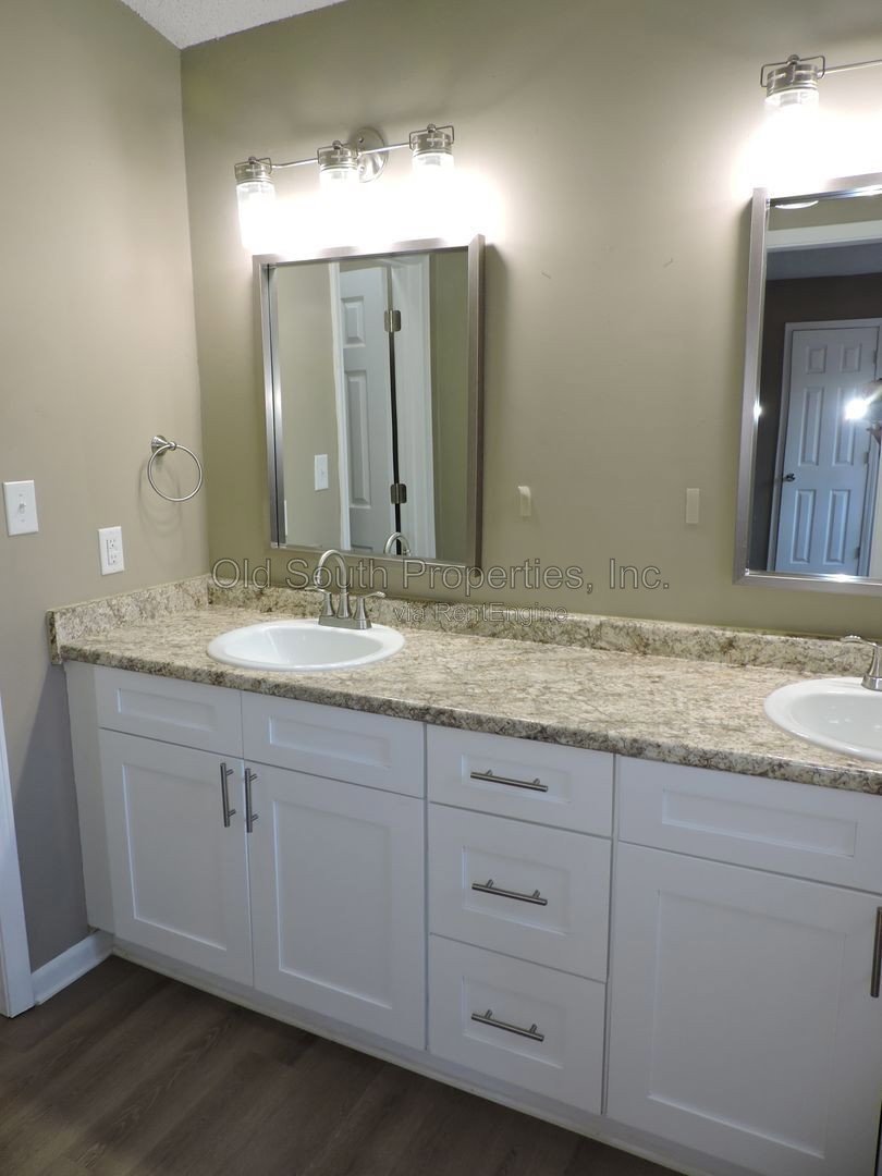 Convenient to I-10, shopping & Navy Federal complex! property image