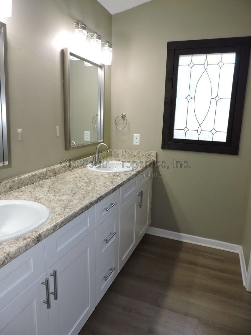 Convenient to I-10, shopping & Navy Federal complex! property image