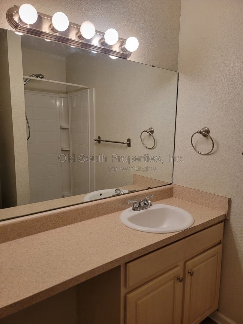 Nice townhome centrally located! property image