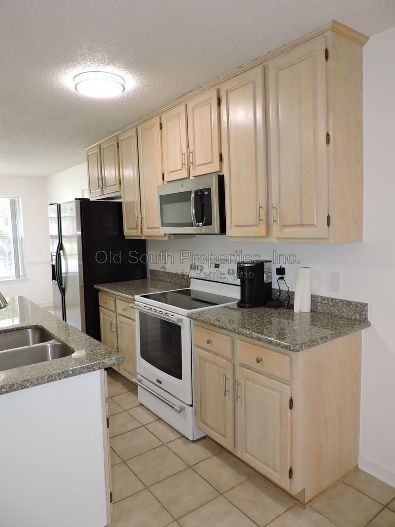 Northeast convenience with a POOL! property image