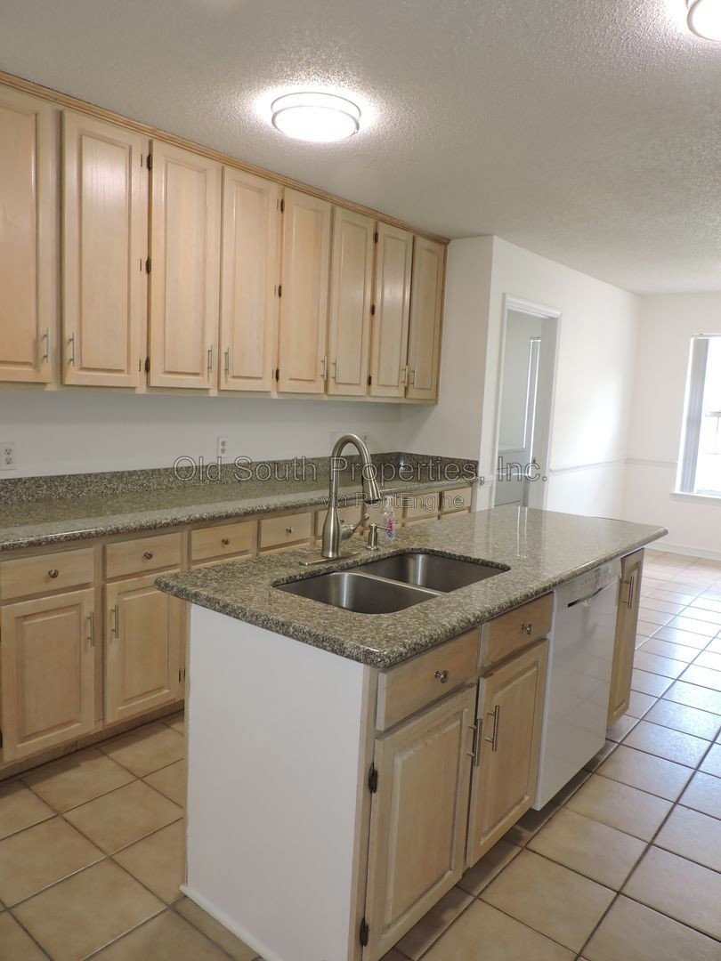 Northeast convenience with a POOL! property image