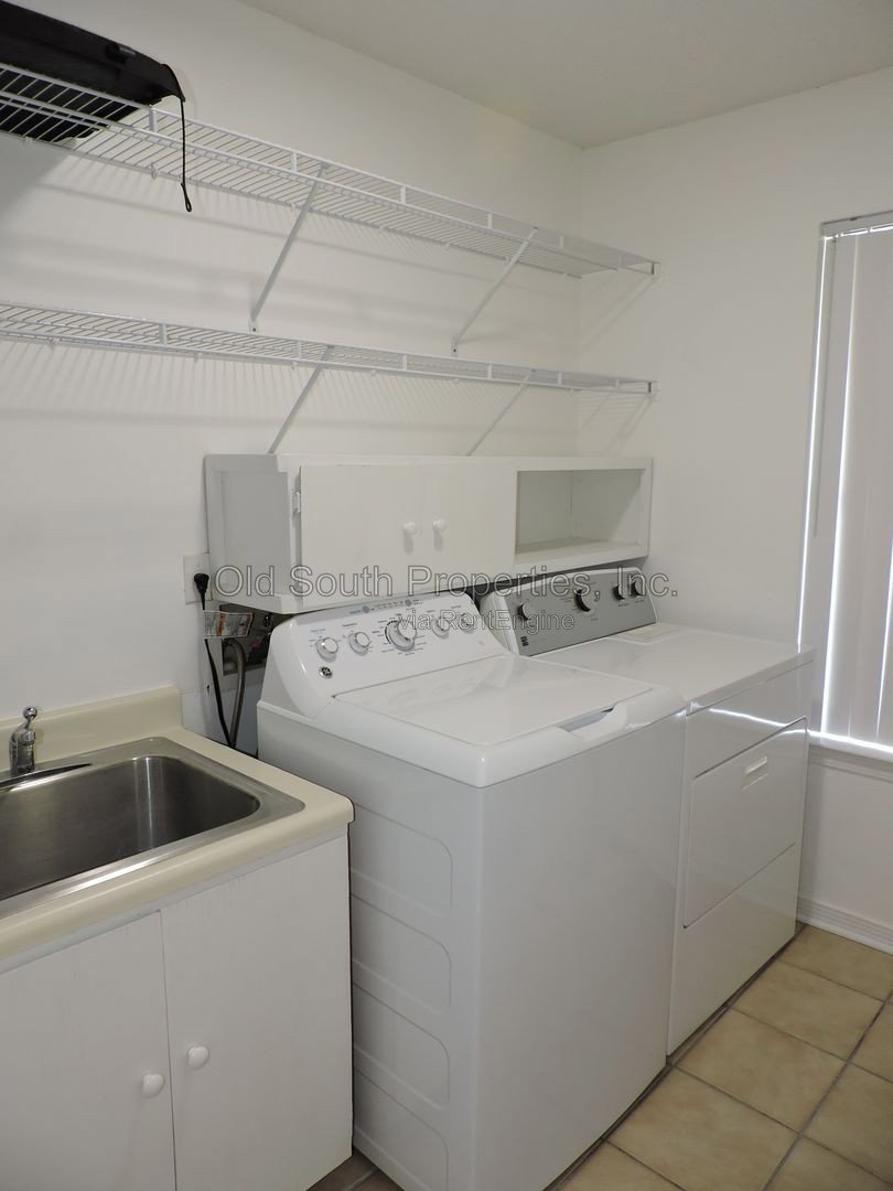 Northeast convenience with a POOL! property image