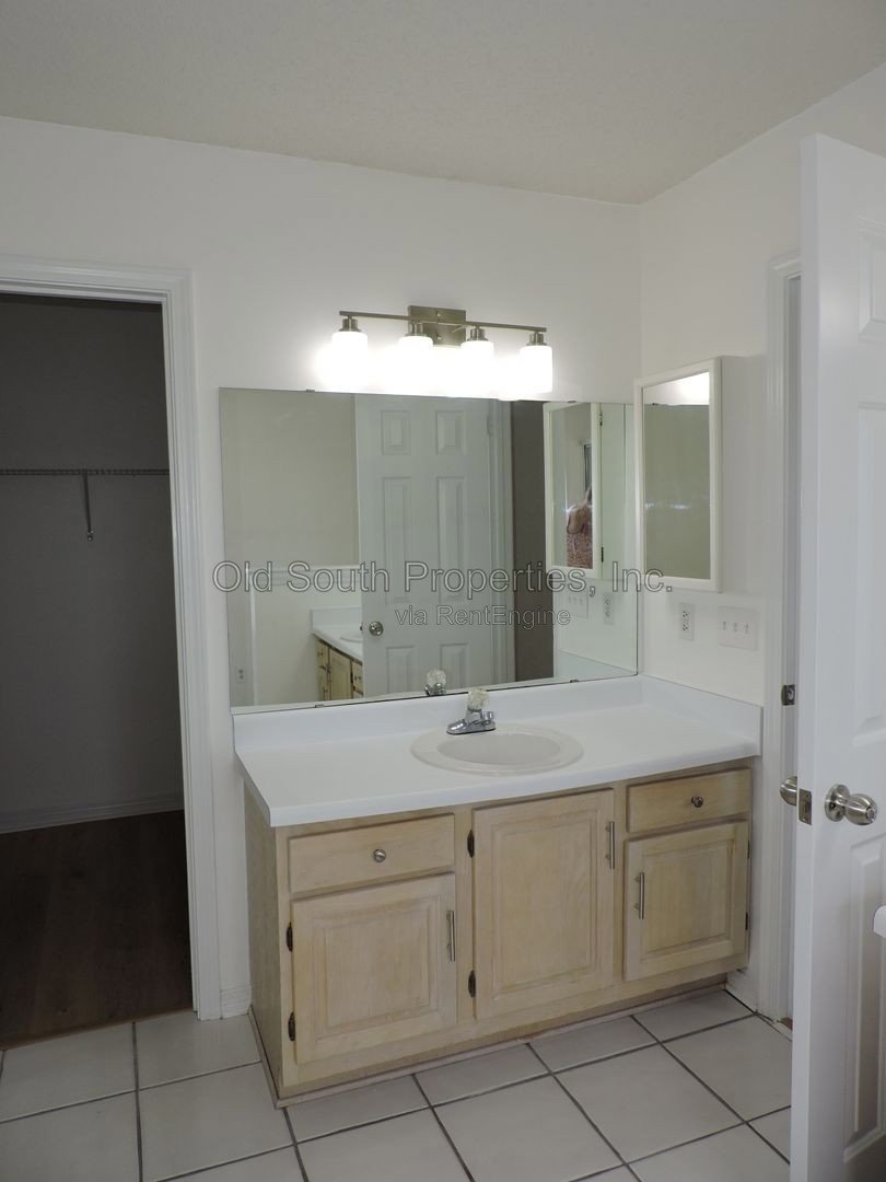 Northeast convenience with a POOL! property image