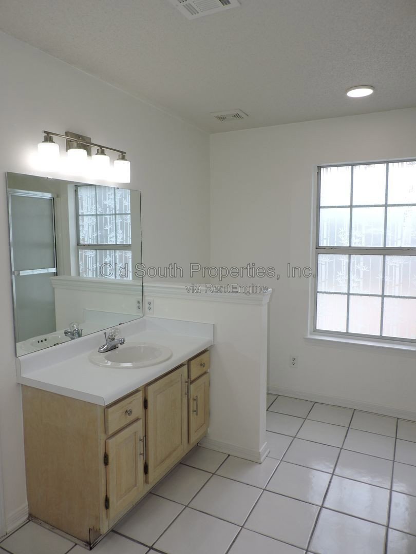 Northeast convenience with a POOL! property image
