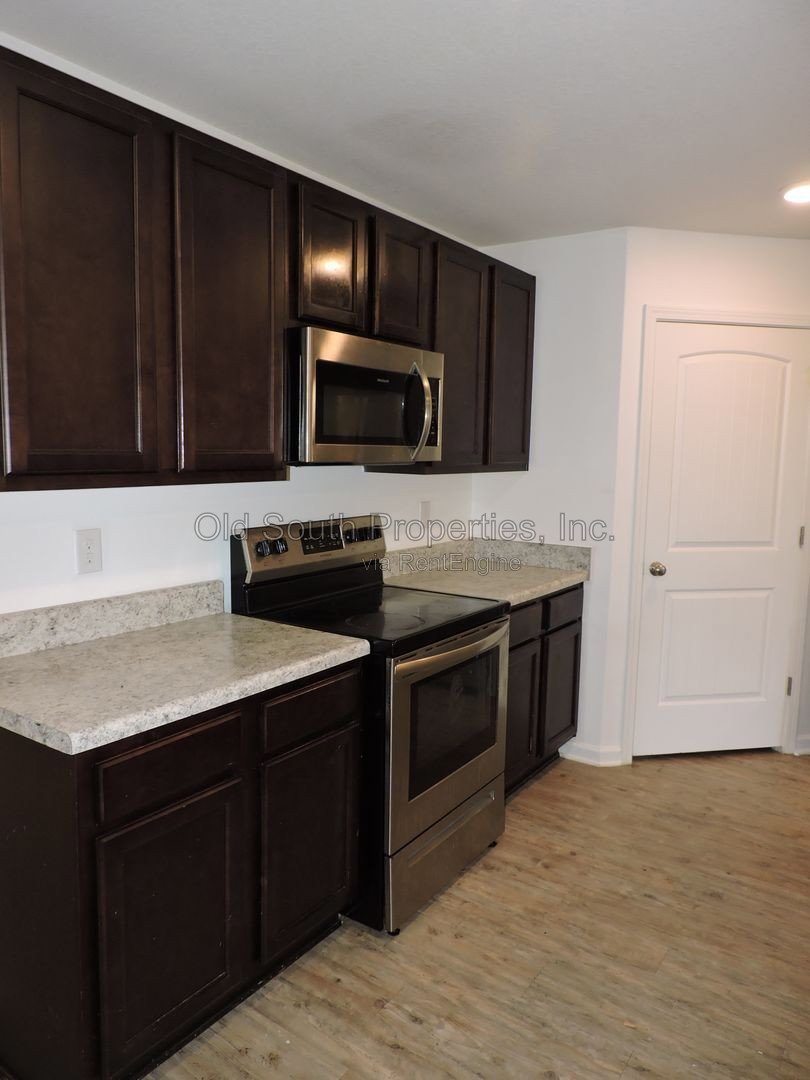 Easy access to shopping, interstate & Navy Federal complex! property image