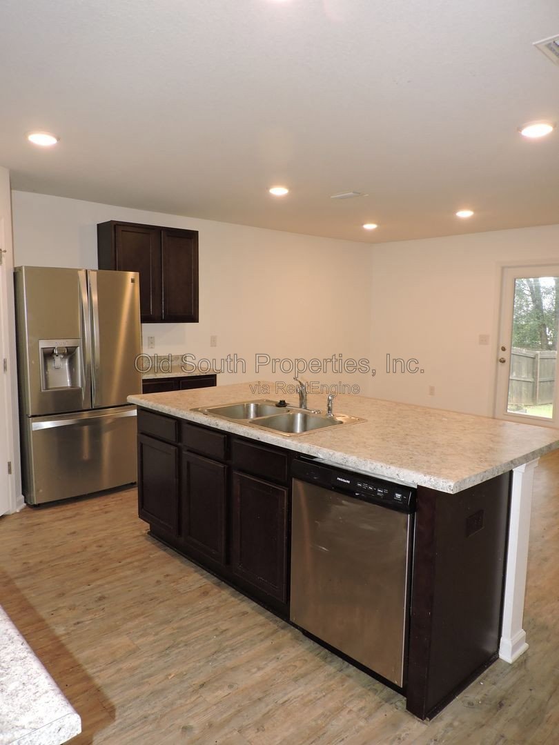 Easy access to shopping, interstate & Navy Federal complex! property image