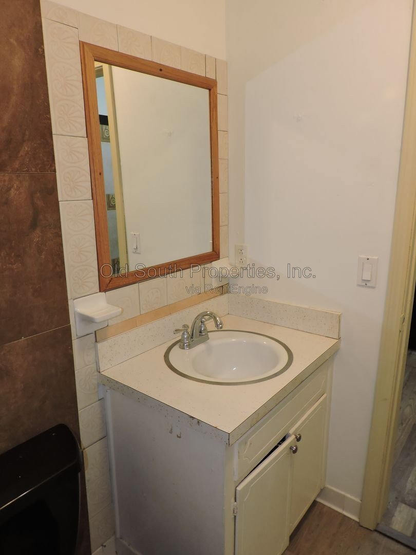 Convenient to interstate & shopping! property image