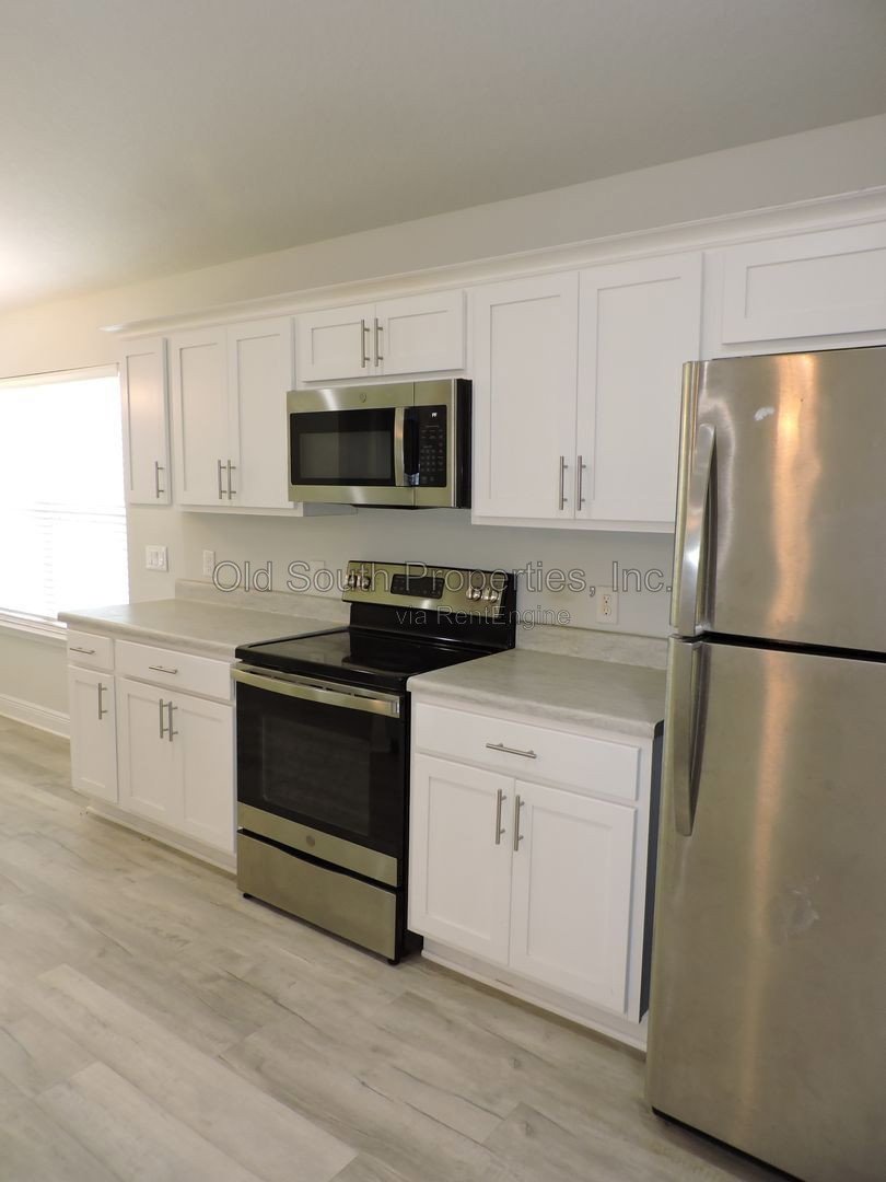 Convenient to interstate & bases! property image