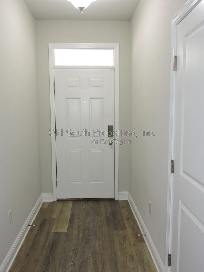 Convenient to schools & shopping! property image