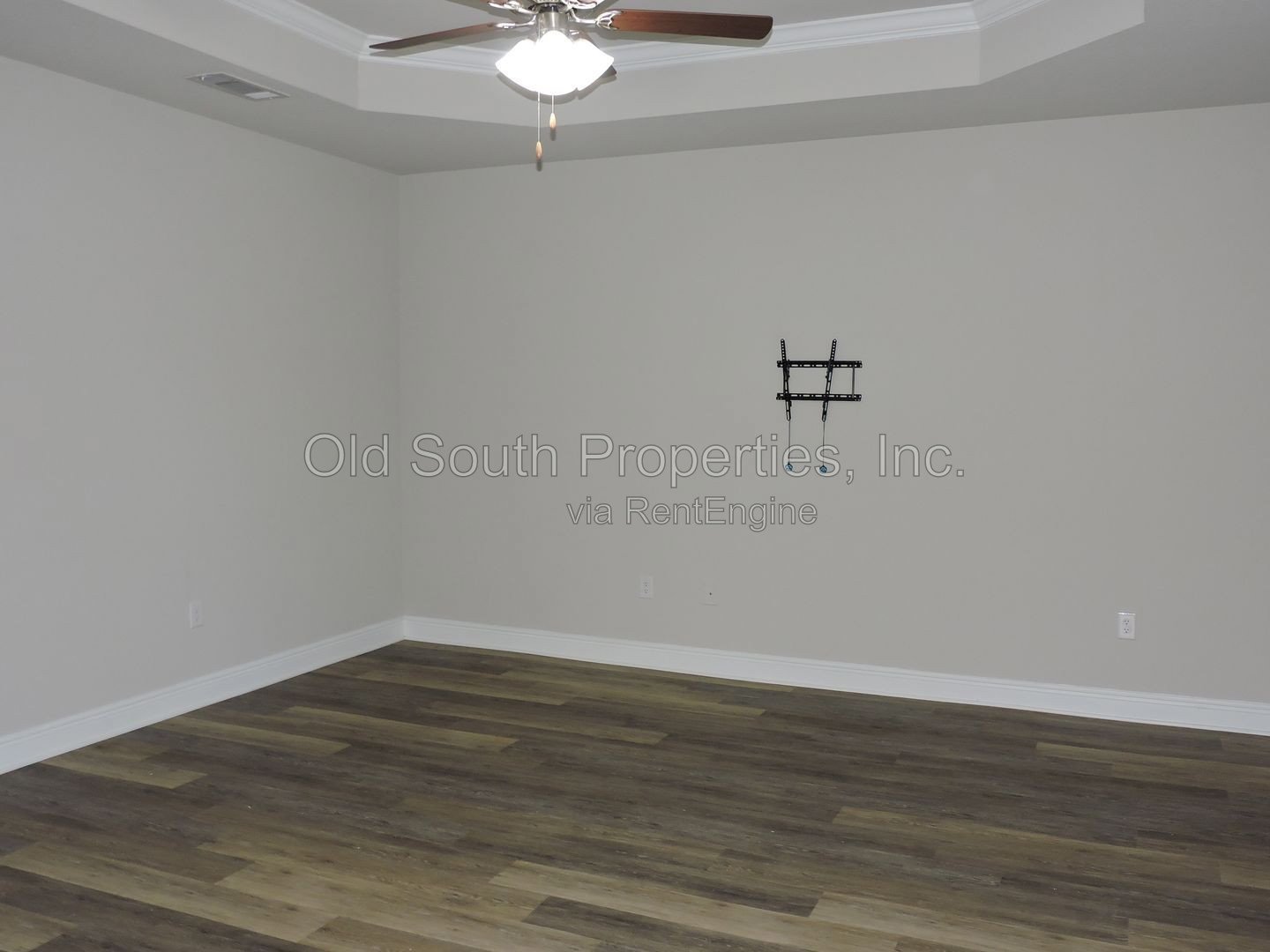 Convenient to schools & shopping! property image
