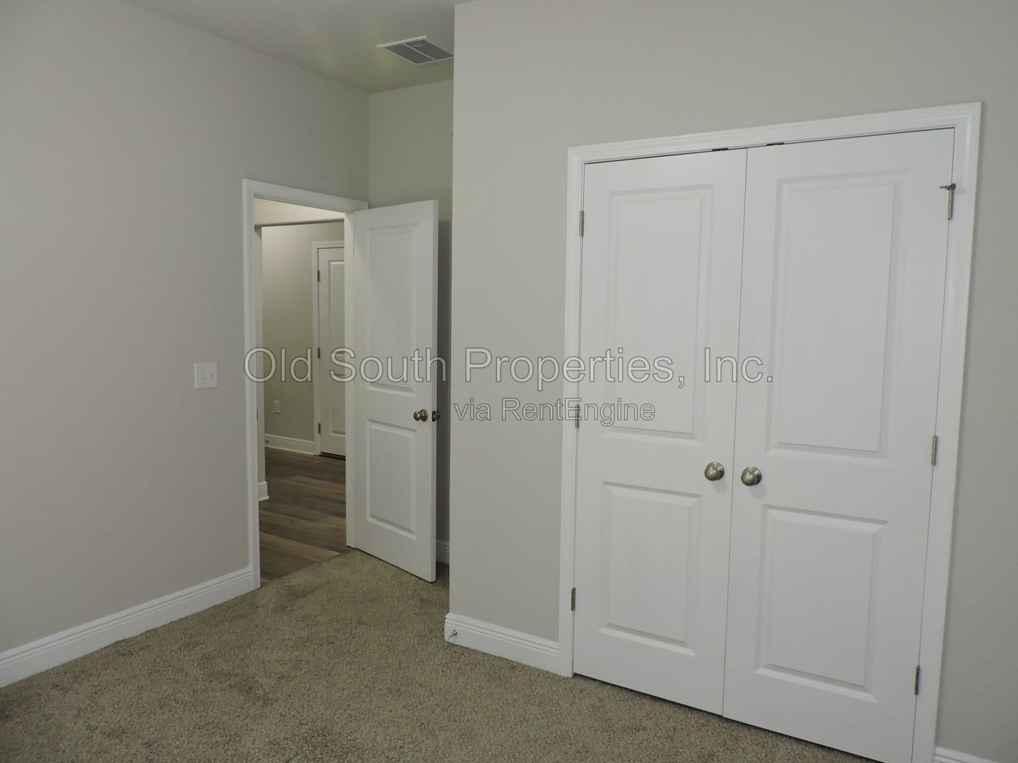 Convenient to schools & shopping! property image
