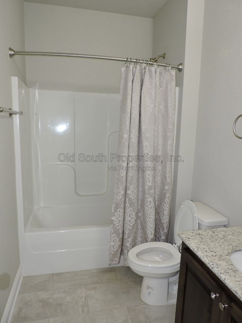 Convenient to schools & shopping! property image