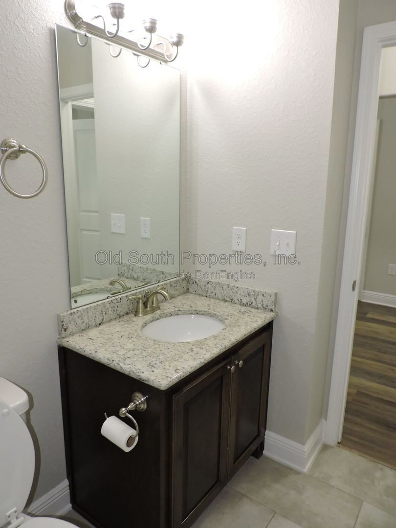 Convenient to schools & shopping! property image