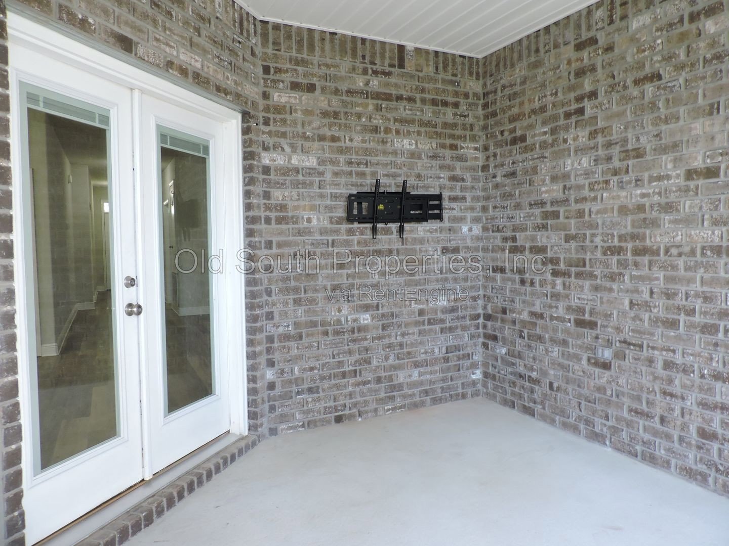 Convenient to schools & shopping! property image
