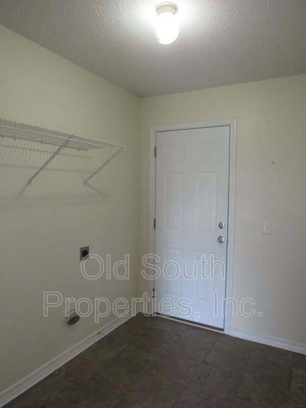 Easy access to bases & shopping! property image