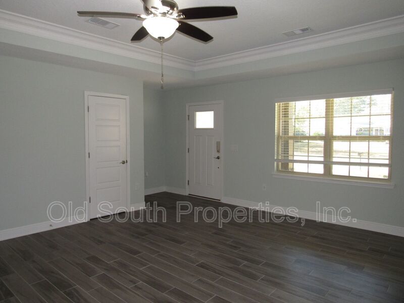 Convenient to I-10 & shopping! property image