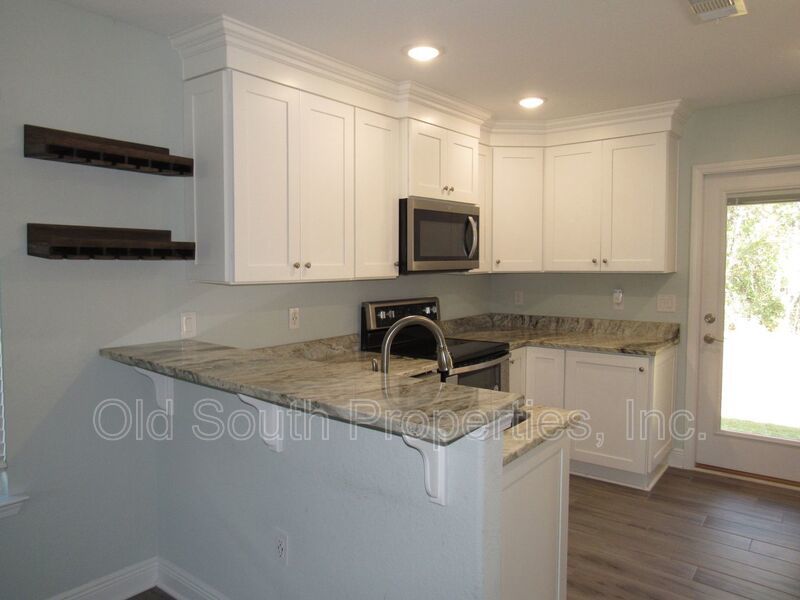 Convenient to I-10 & shopping! property image