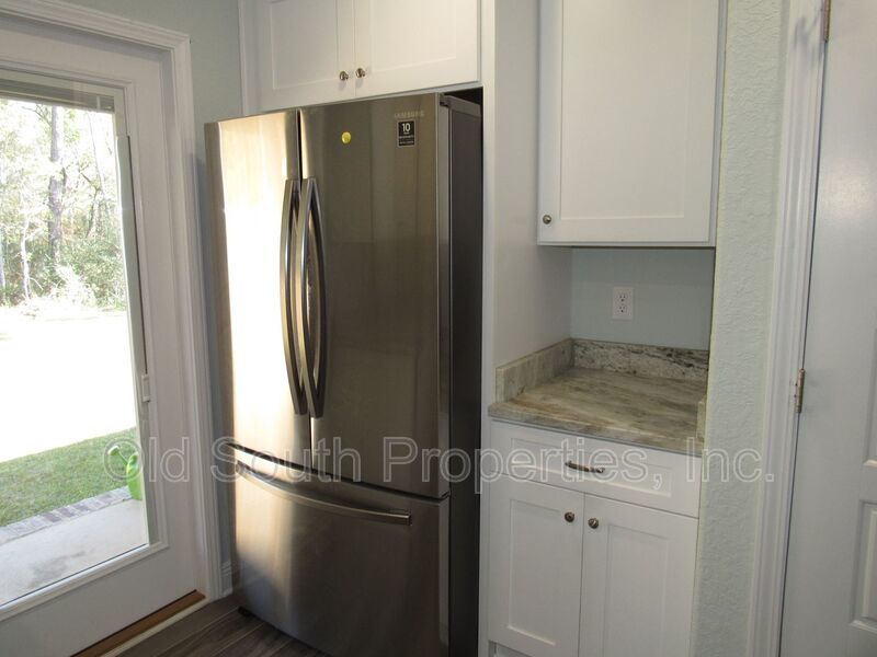 Convenient to I-10 & shopping! property image