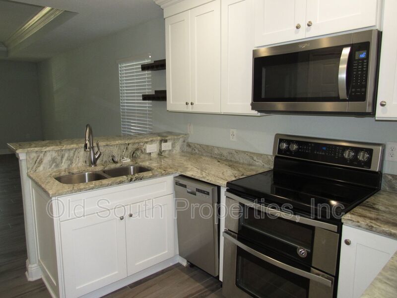 Convenient to I-10 & shopping! property image