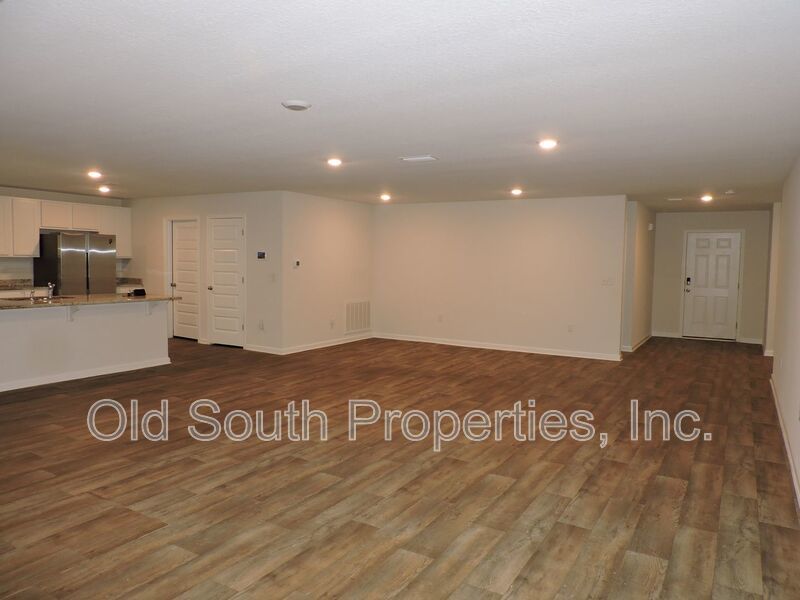 Convenient to I-10, shopping & Navy Federal complex! property image