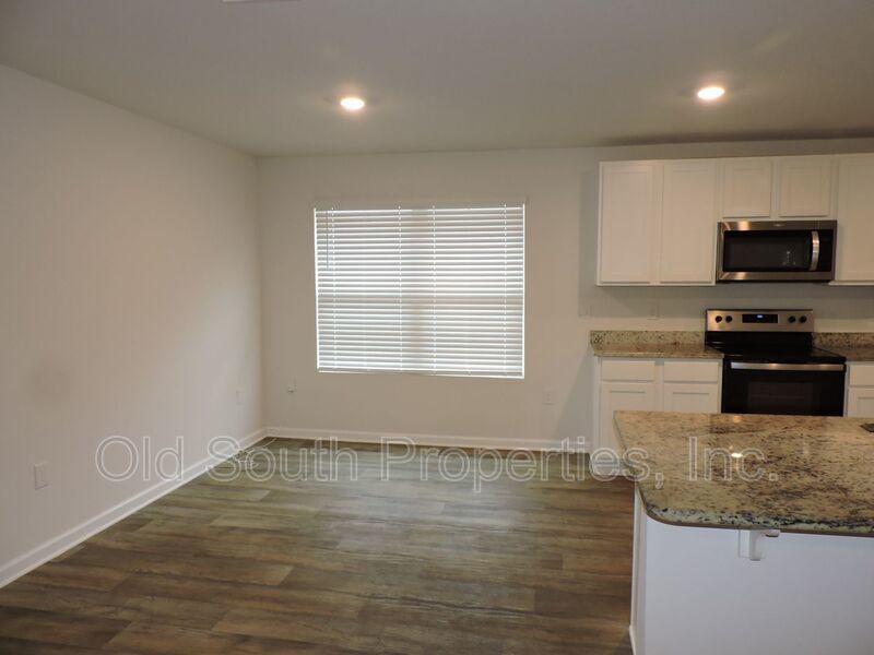 Convenient to I-10, shopping & Navy Federal complex! property image