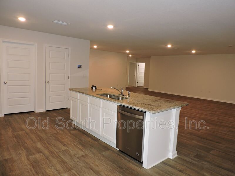 Convenient to I-10, shopping & Navy Federal complex! property image