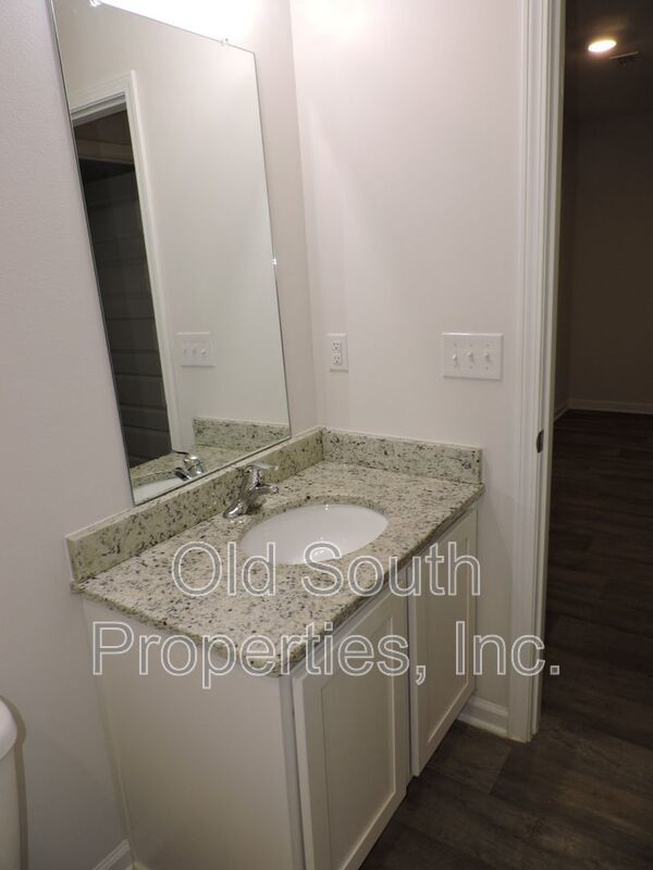 Convenient to I-10, shopping & Navy Federal complex! property image