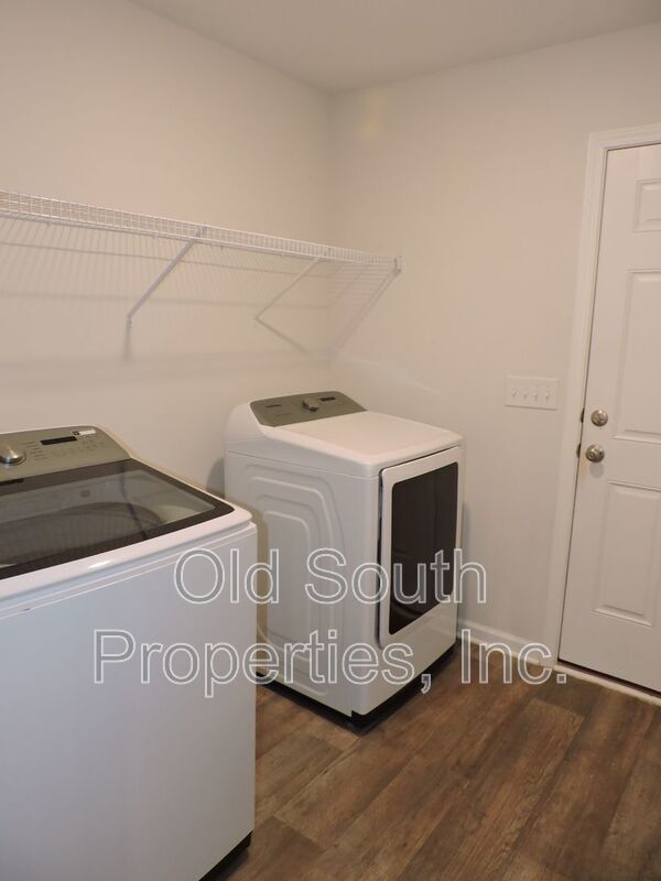 Convenient to I-10, shopping & Navy Federal complex! property image