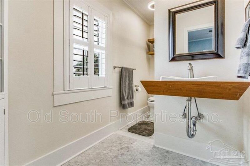 Only minutes to downtown Pensacola! property image