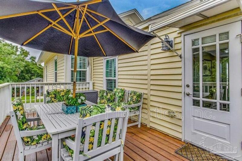 Only minutes to downtown Pensacola! property image