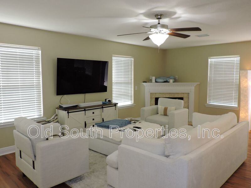Easy access to bases & shopping! property image