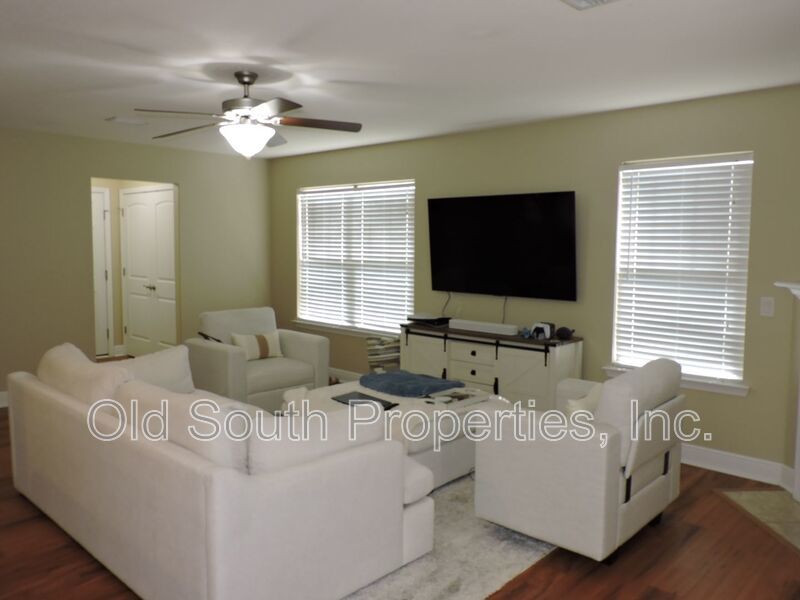 Easy access to bases & shopping! property image