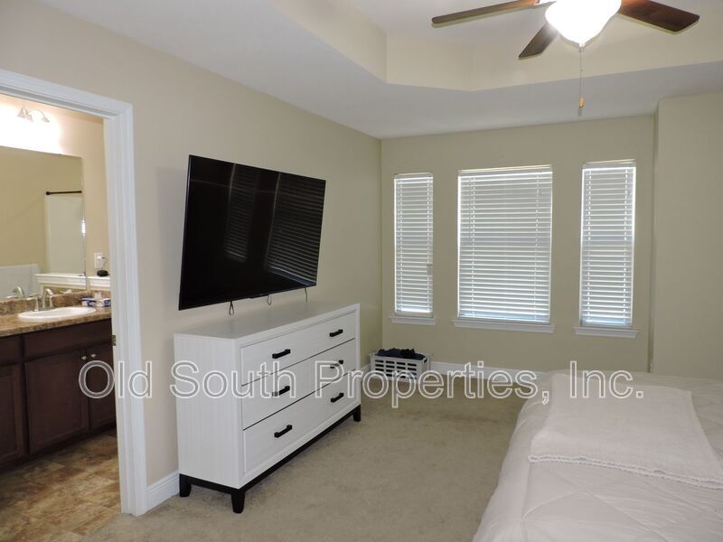 Easy access to bases & shopping! property image