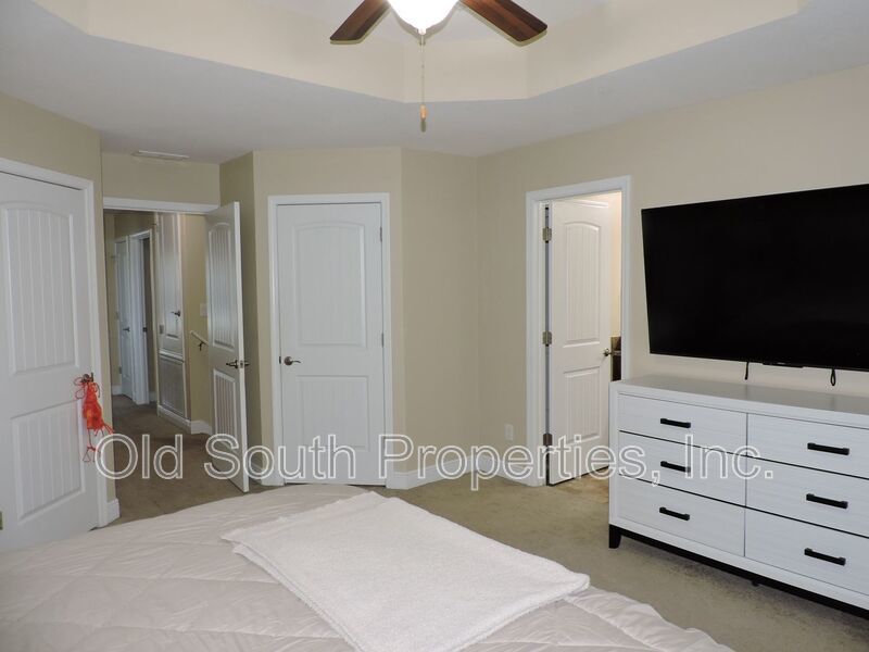 Easy access to bases & shopping! property image