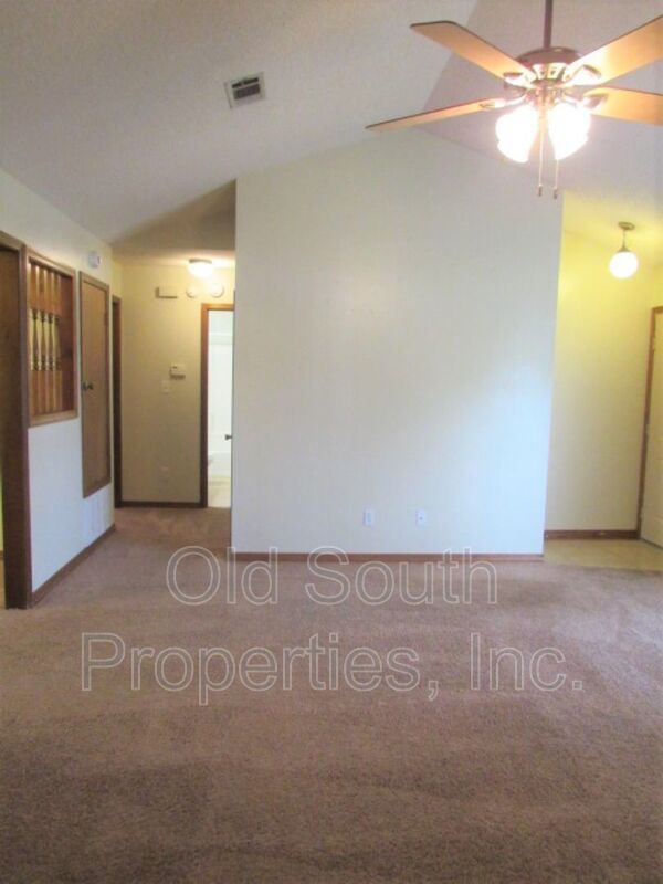 Convenient to bases! property image