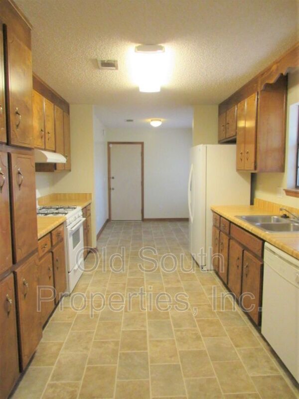 Convenient to bases! property image