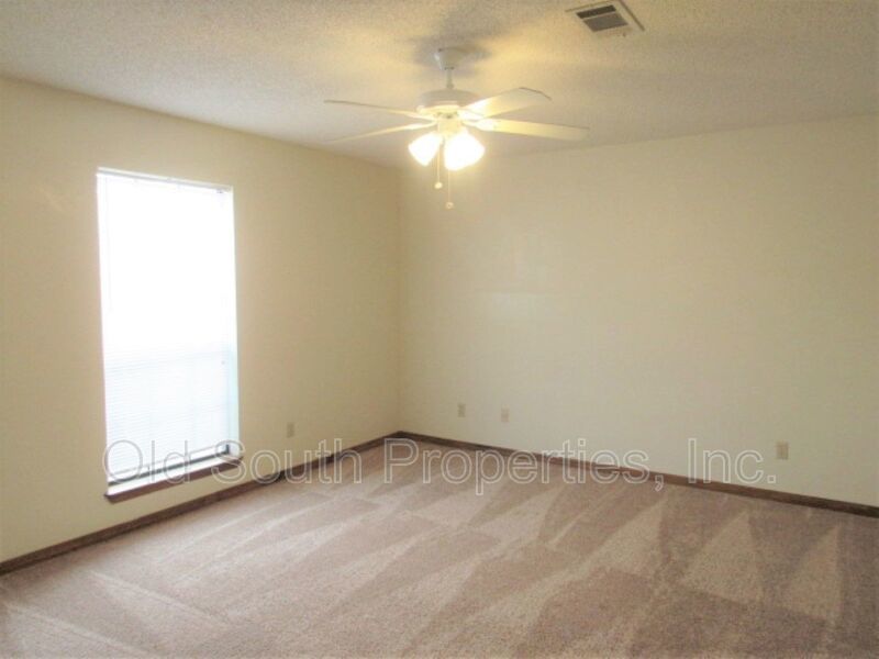 Convenient to bases! property image