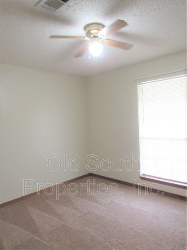 Convenient to bases! property image