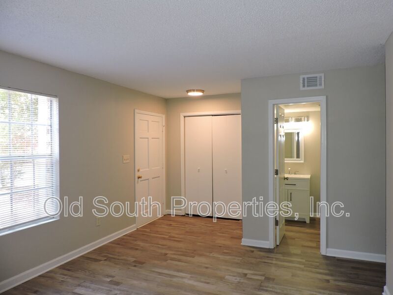 Convenient to schools & shopping! property image
