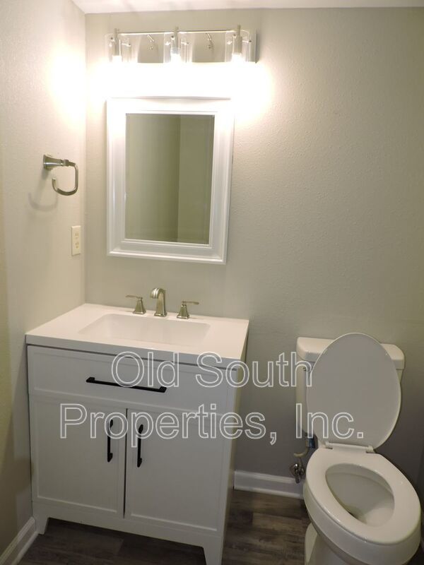 Convenient to schools & shopping! property image