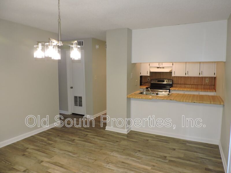 Convenient to schools & shopping! property image