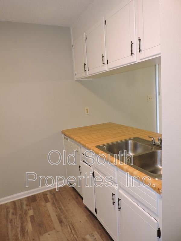 Convenient to schools & shopping! property image