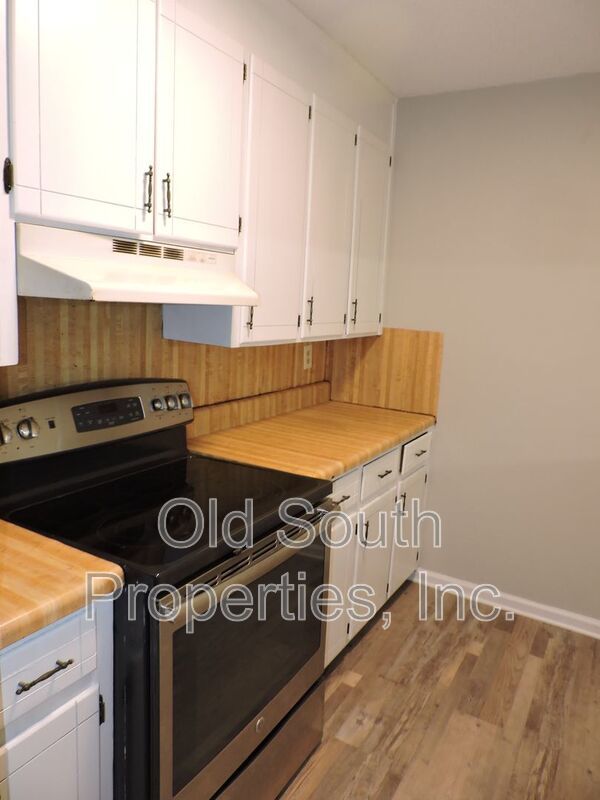 Convenient to schools & shopping! property image