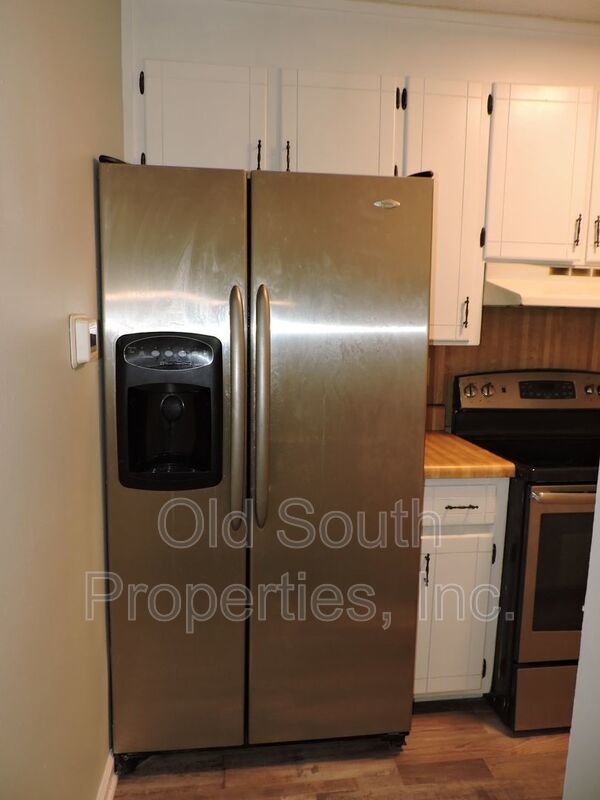 Convenient to schools & shopping! property image