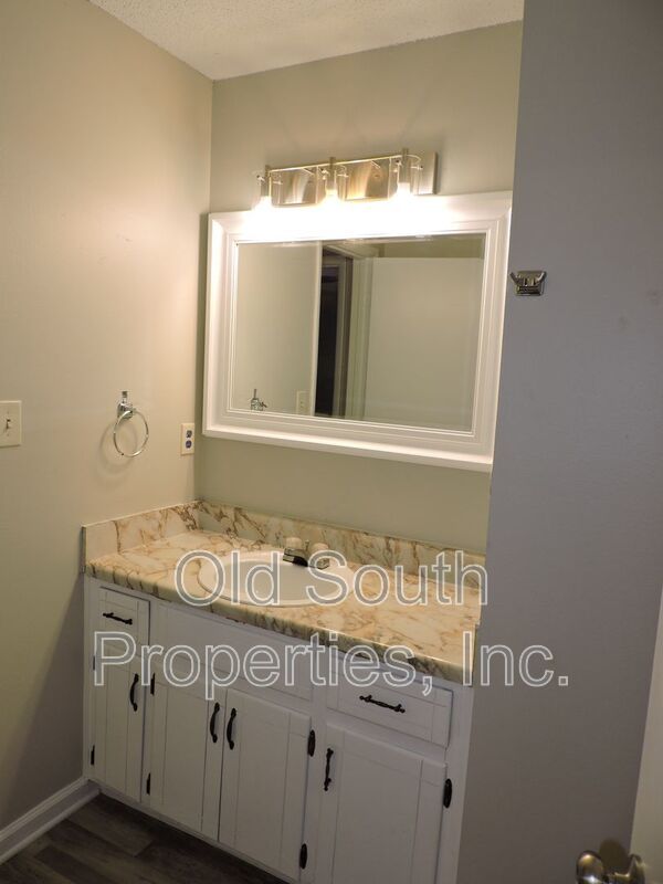 Convenient to schools & shopping! property image